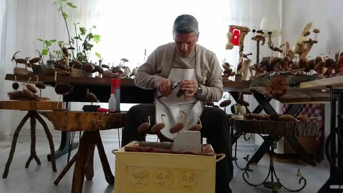 'Hobi olarak başladığı ahşap oymacılığında sanat eserleri üretiyor'