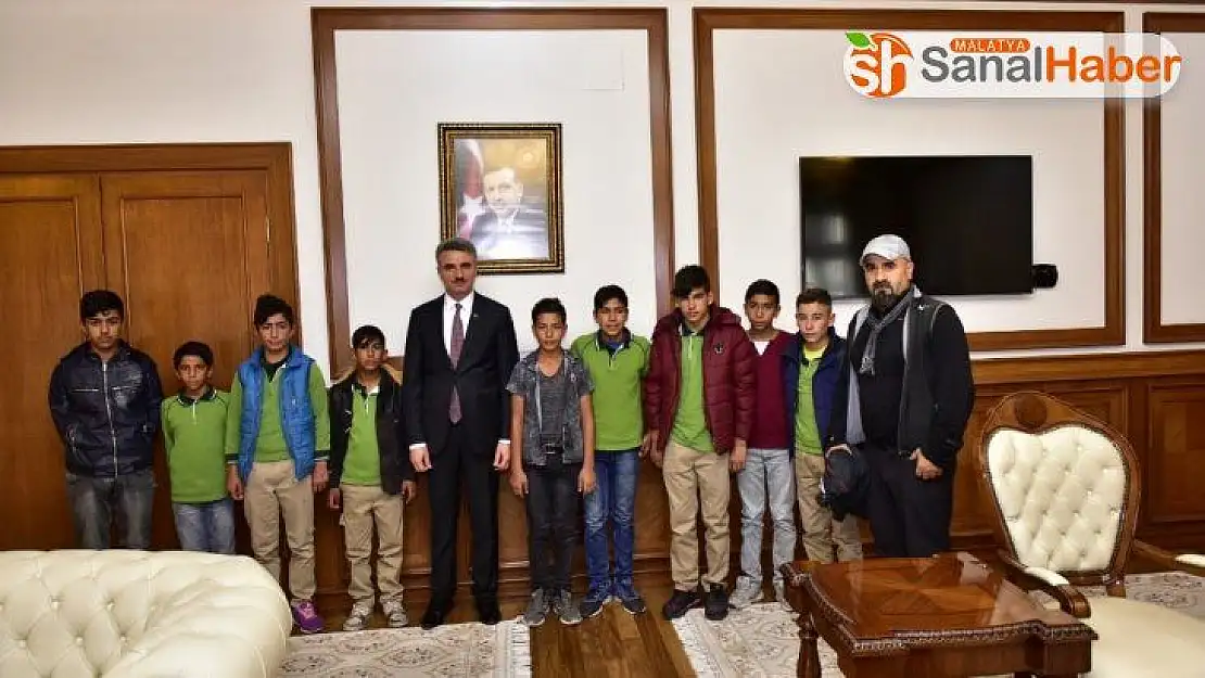 Hokeycilerden Vali Baruş'a ziyaret