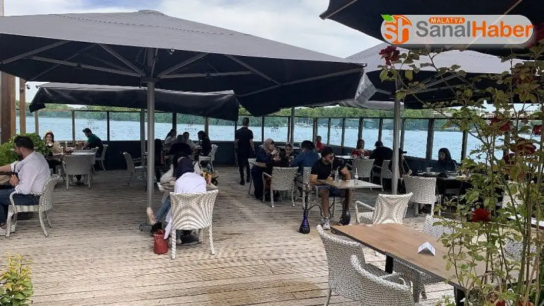 Hollanda'da kafe ve restoranlar bugün yeniden açıldı