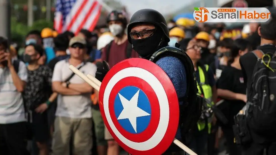 Hong Kong'da göstericiler ve polis yine çatıştı