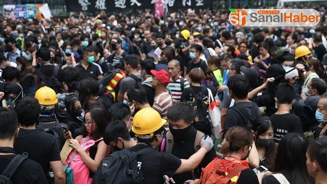 Hong Kong'da hükumet karşıtları sokağa döküldü