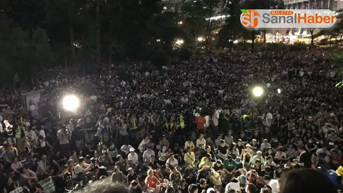 Hong Kong'da memurlar da sokaklara çıktı
