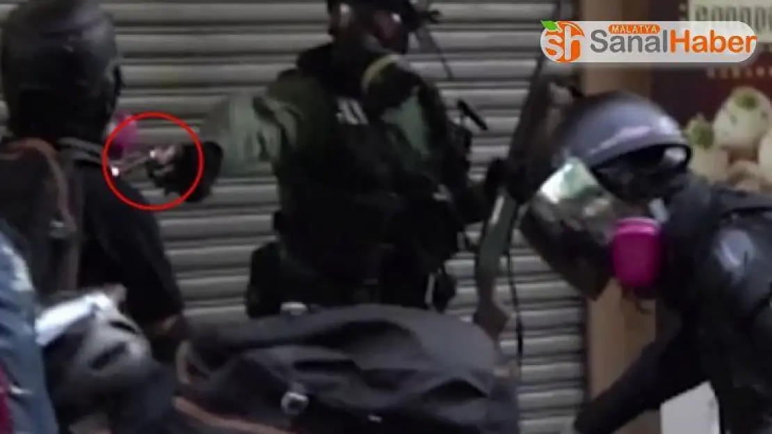 Hong Kong'da polis göstericiye ateş etti