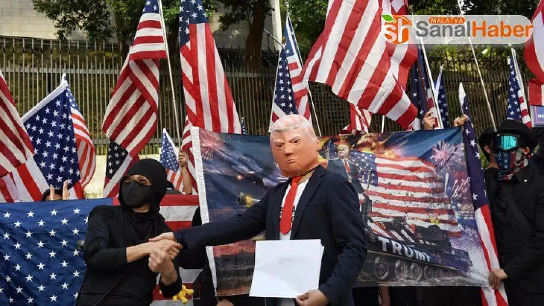 Hong Kong'da polisten göstericilere göz yaşartıcı gazla müdahale