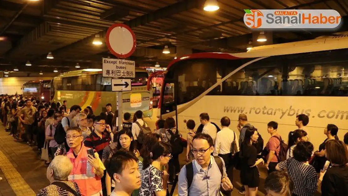 Hong Kong'da protestocular tren istasyonlarını bastı, ulaşım felç oldu