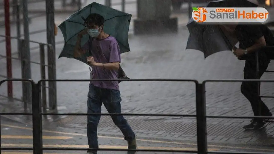 Hong Kong'da tayfun alarmı