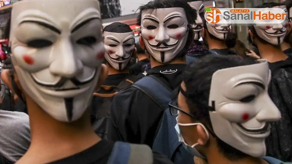 Hong Kong'da yağmur altında protesto