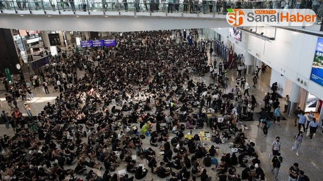 Hong Kong havalimanı, gösteriler nedeniyle kapatıldı