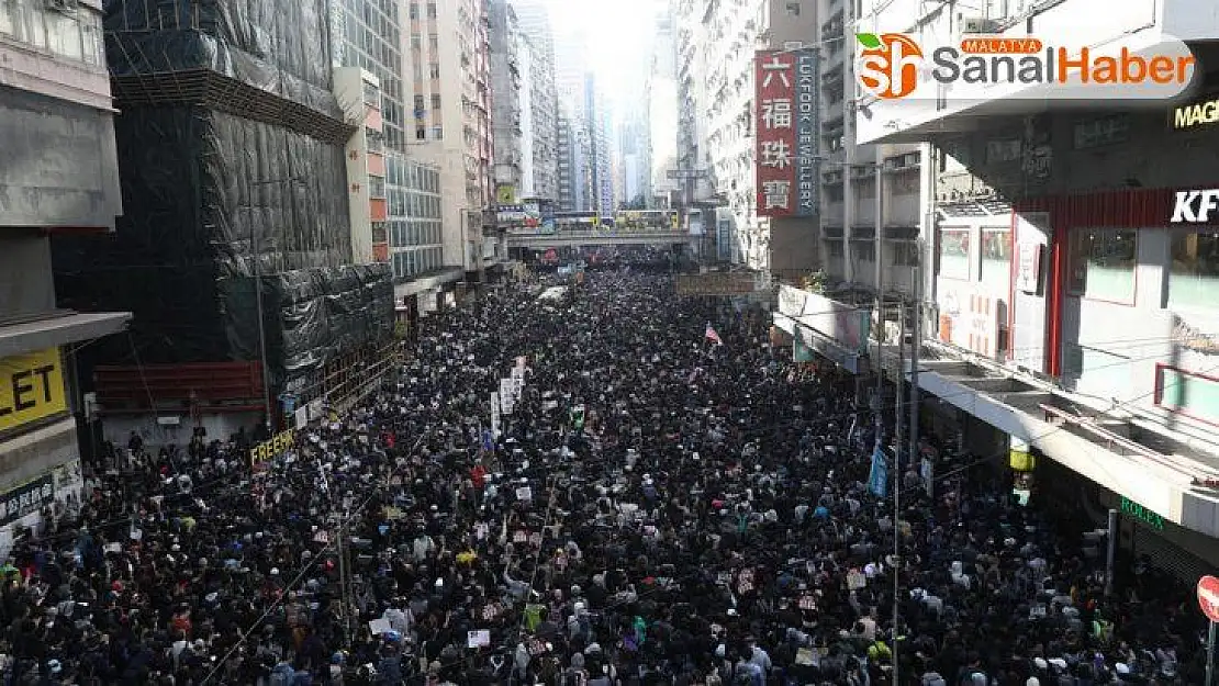 Hong Kong'ta gösterilerin 6. ayında binlerce kişi yine sokaklarda