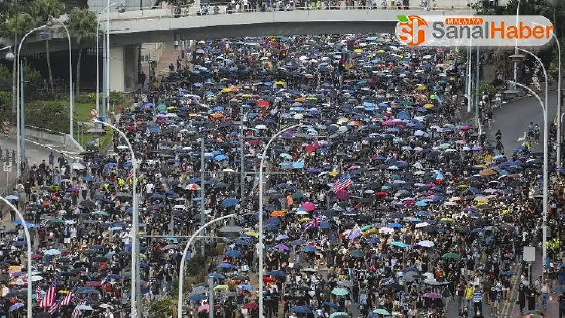 Hong Konglu protestocular İngiltere'den yardım istedi