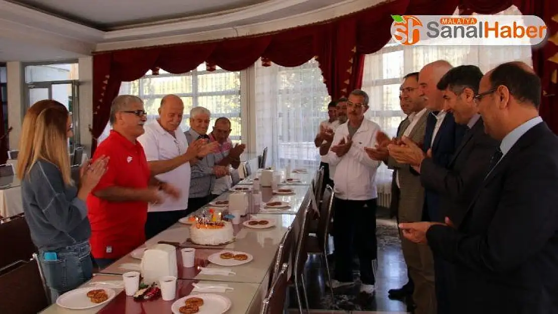 Huzurevi'nde sürpriz doğum günü kutlaması