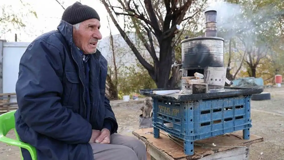 'İçinde yaşadığı ve iş yeri olduğu barakası yandı, 75 yaşında zor durumda kaldı'