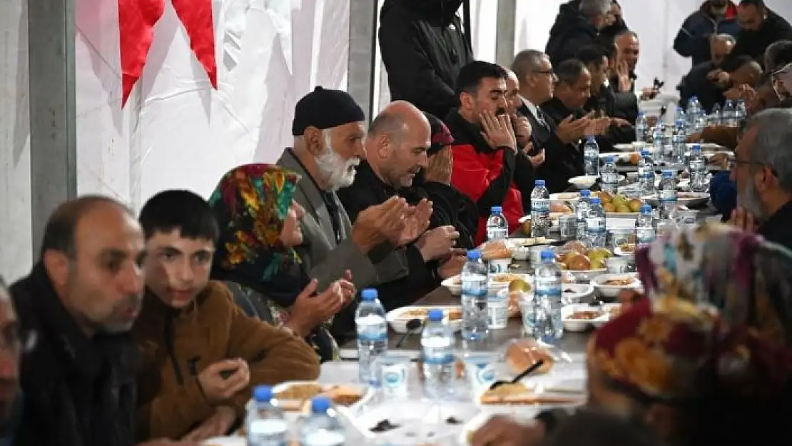 'İçişleri Bakanı Soylu, depremin merkezi Pazarcık´tan duyurdu: ''Köylere konteyner vereceğiz'''