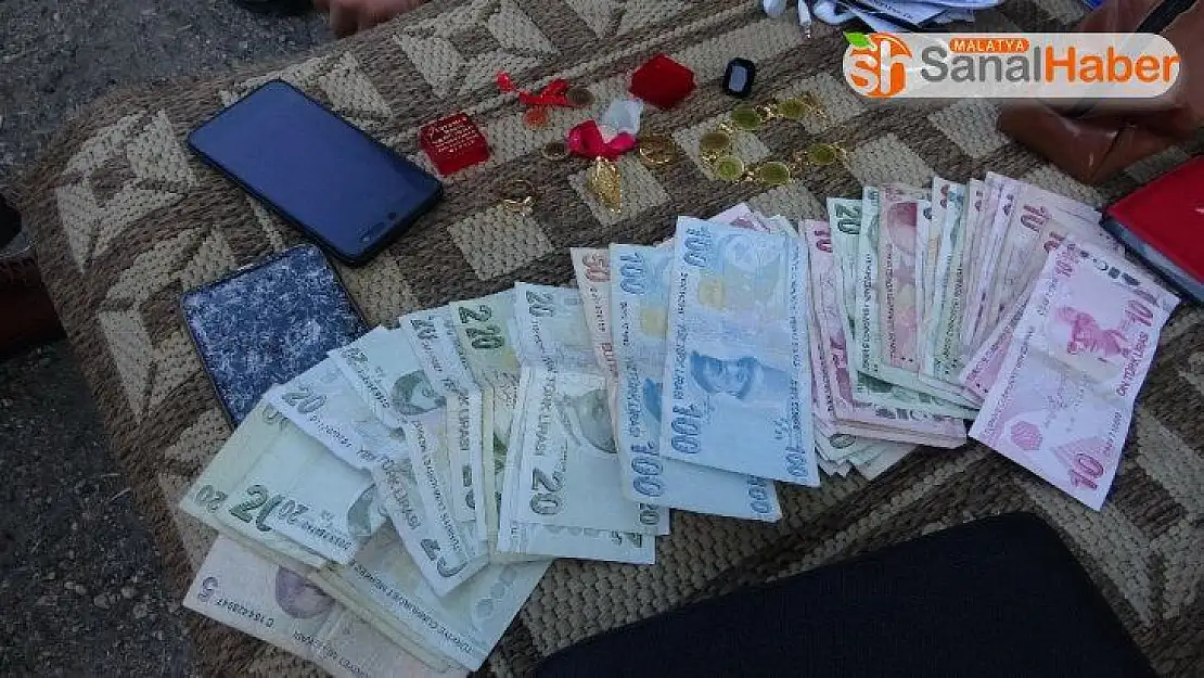 İcralık şoför bulduğu çanta dolusu altın ve parayı sahibine teslim etti
