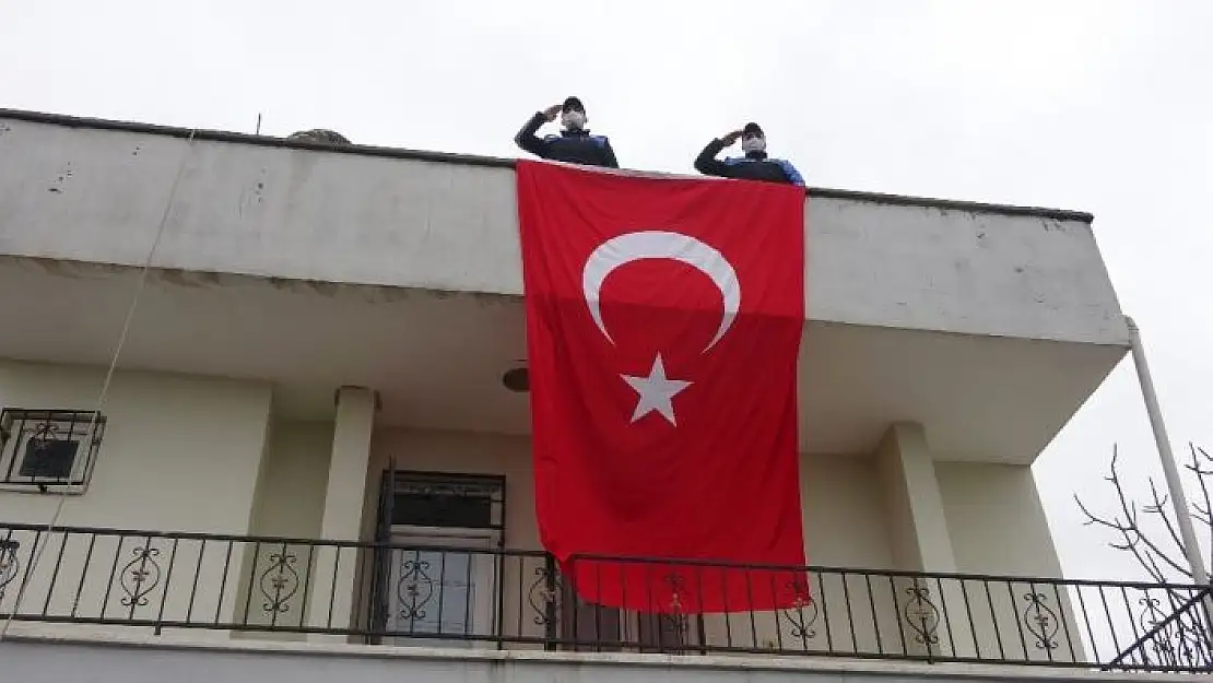 'İdlib´de görev yapan askerin evine dev Türk bayrağı'