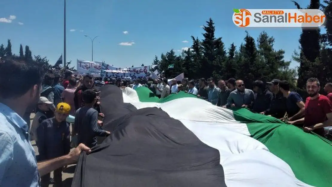İdlib'de siviller rejimi protesto etti