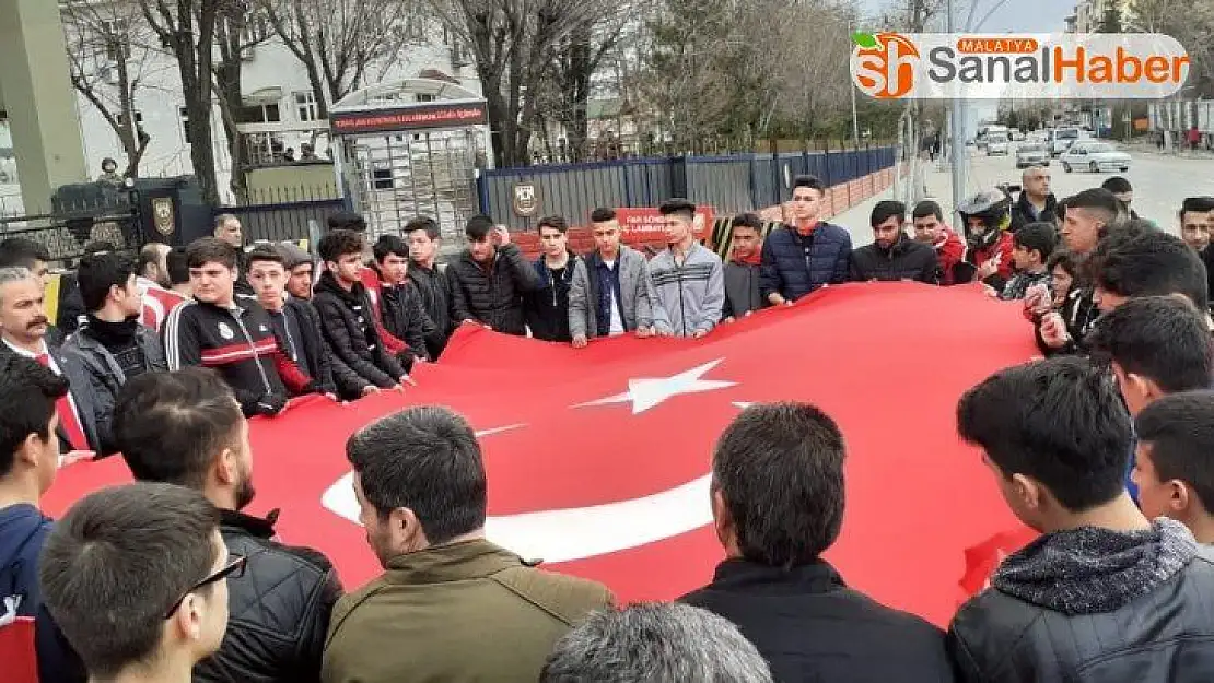 İdlib şehitleri için yürüyüş ve konvoy