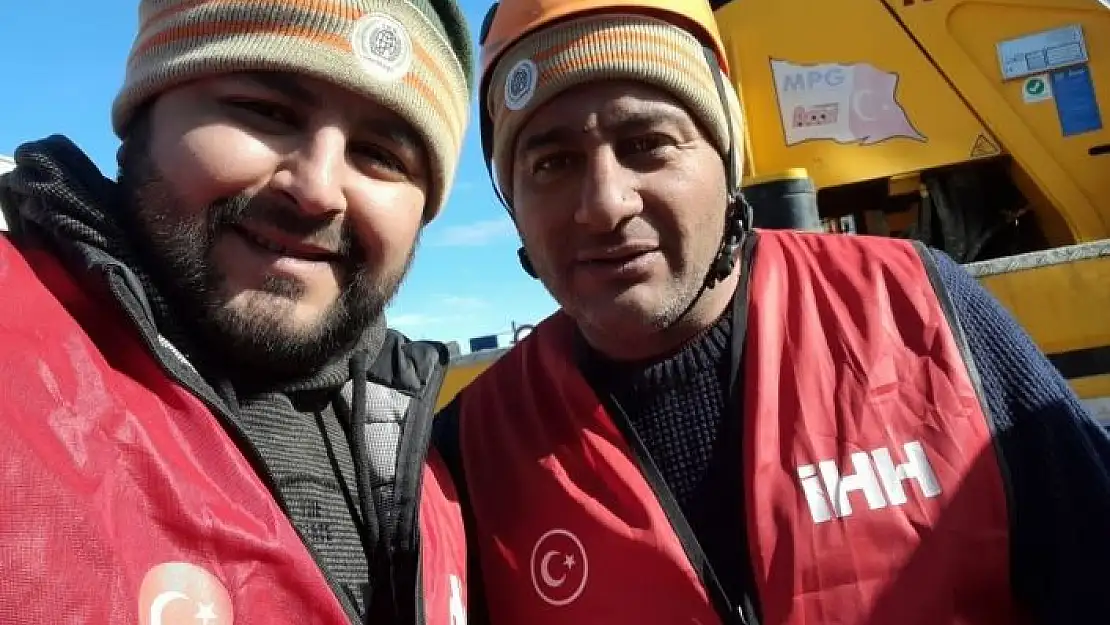 'İHH Özalp gönüllüleri 8 kişiyi enkaz altından kurtardı'