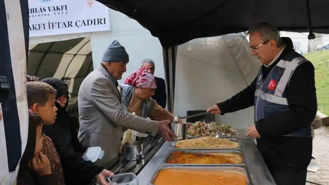 'İhlas Vakfı Kahramanmaraş´ta depremzedelere iftar verdi'