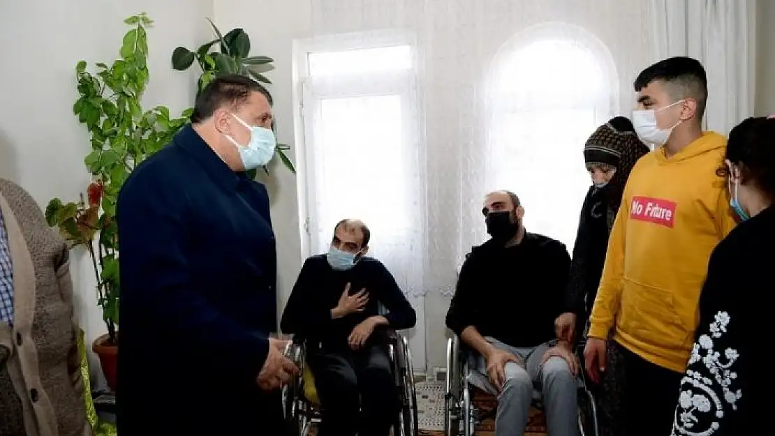 'İhtiyaç sahibi engellilere tablet ve gıda paketi'