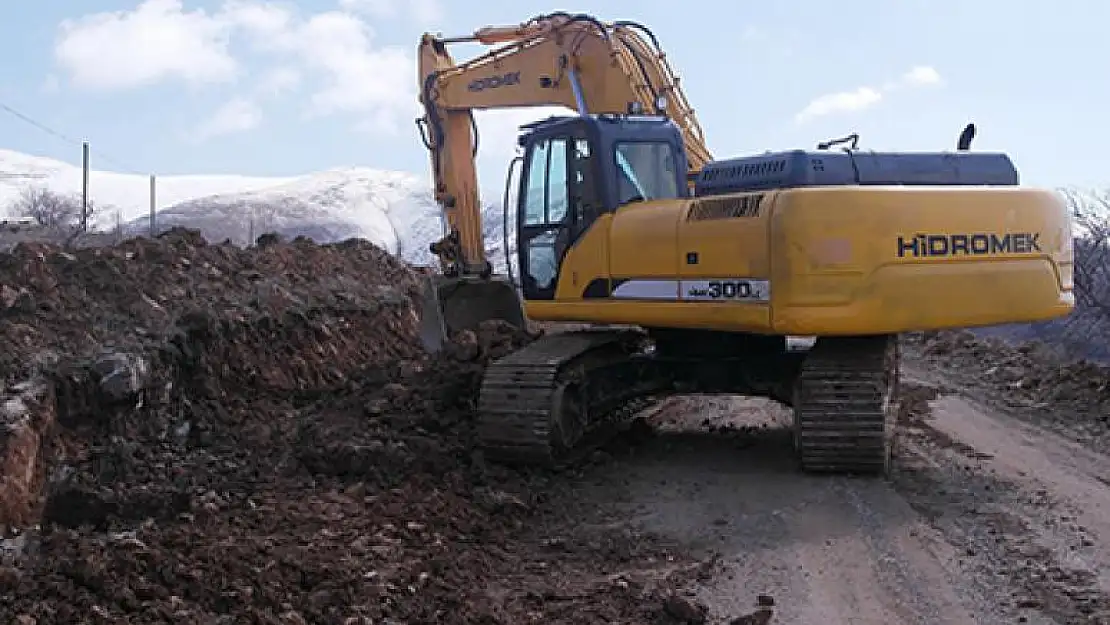 BATTALGAZİ'DE 3 MAHALLEDE YOL AÇMA VE GENİŞLETME ÇALIŞMASI YAPILIYOR