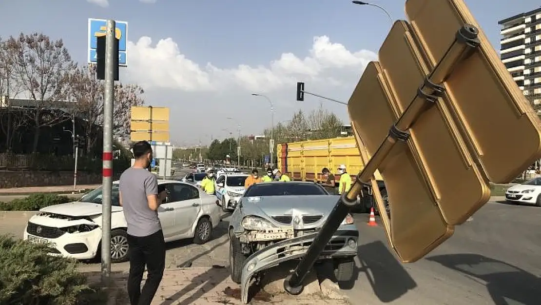 'İki araç çarpıştı, biri tabelayı devirdi: 2 yaralı'