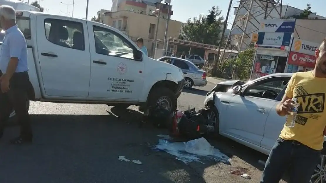 'İki araç ve motosikletin karıştığı kazada 1 kişi yaralandı'