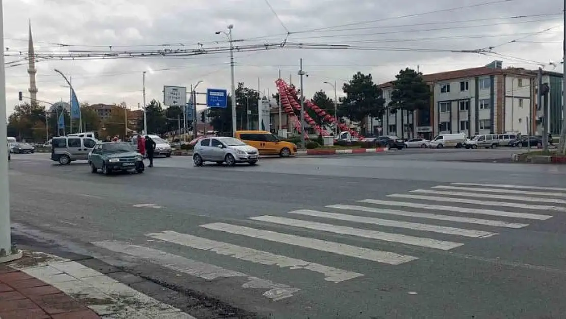 'İki aracın karıştığı kazada maddi hasar meydana geldi'