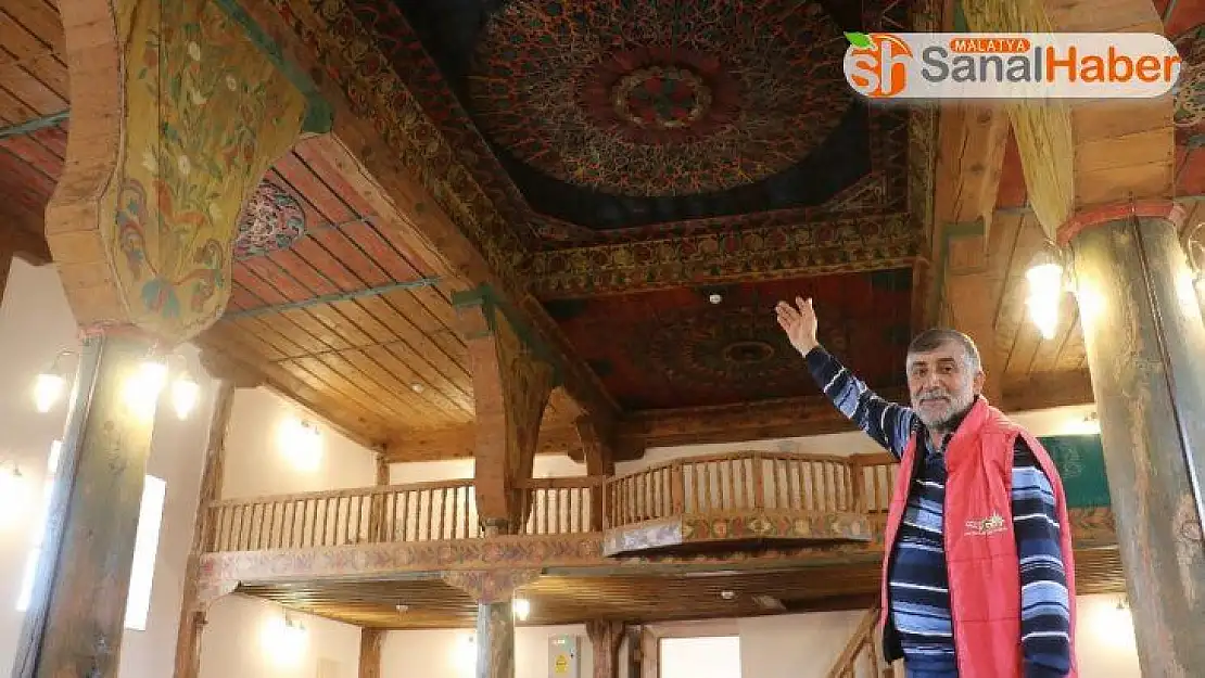 İki asırlık cami rengarenk ahşap işlemeleri ile dikkat çekiyor