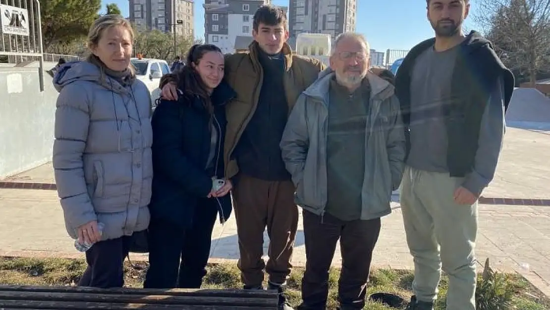 'İki büyük Türkiye depreminde de görev yapan Türk-Rus aile, insanların yaralarını sarıyor'