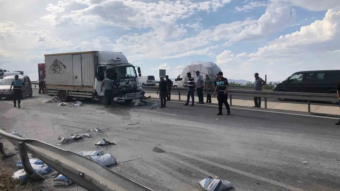 Malatya'da İki kamyonun çarpıştı kazada 3 kişi yaralandı