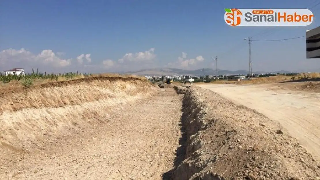 İki mahalleyi birbirine bağlayan yol yenileniyor