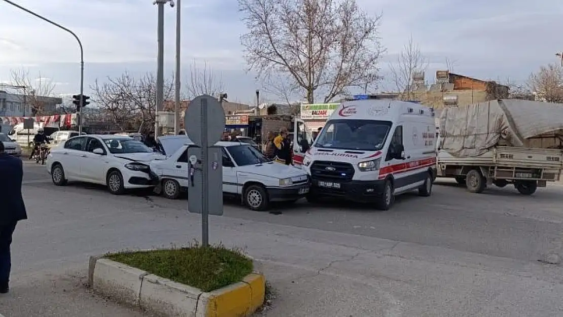 'İki otomobil, bir ambulans çarpıştı: 1 yaralı'