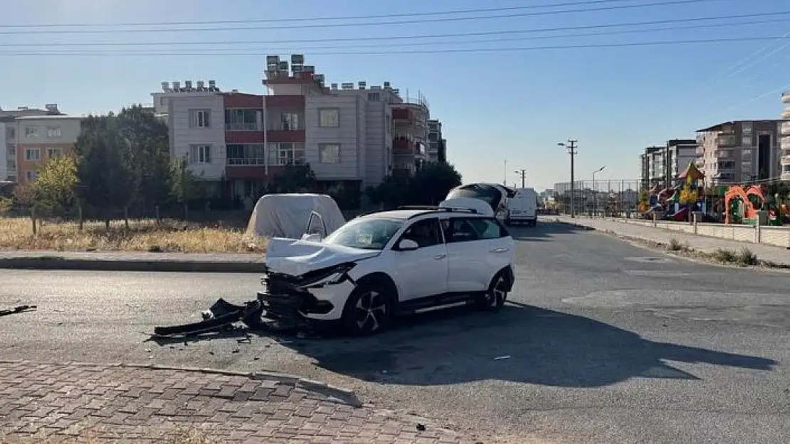 'İki otomobil çarpıştı: 1 yaralı'