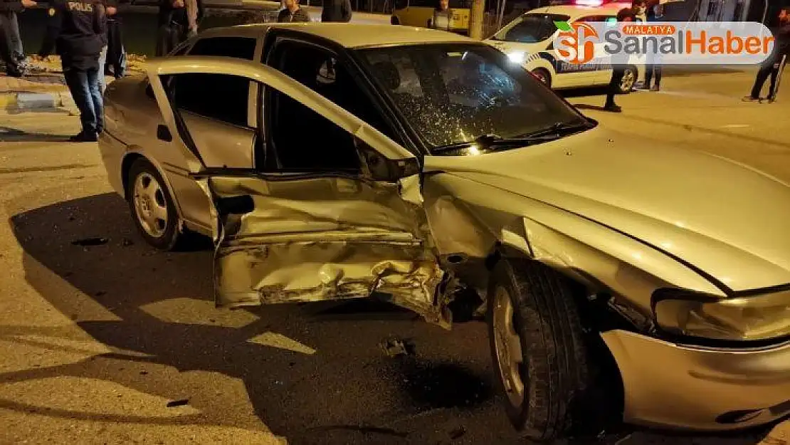 İki otomobil çarpıştı: 1 yaralı