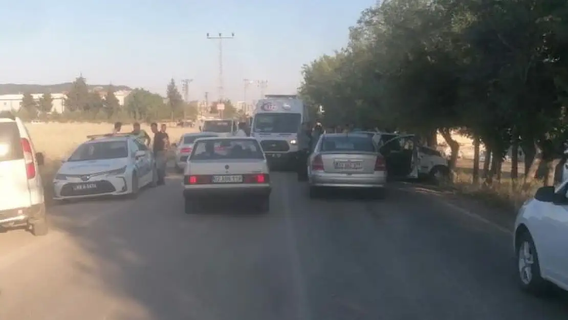 'İki otomobil çarpıştı: 2 yaralı'