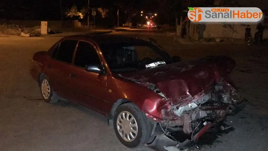 İki otomobil çarpıştı: 2 yaralı