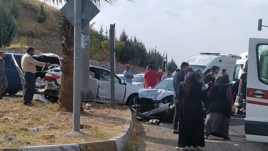 'İki otomobil çarpıştı: 3 yaralı'