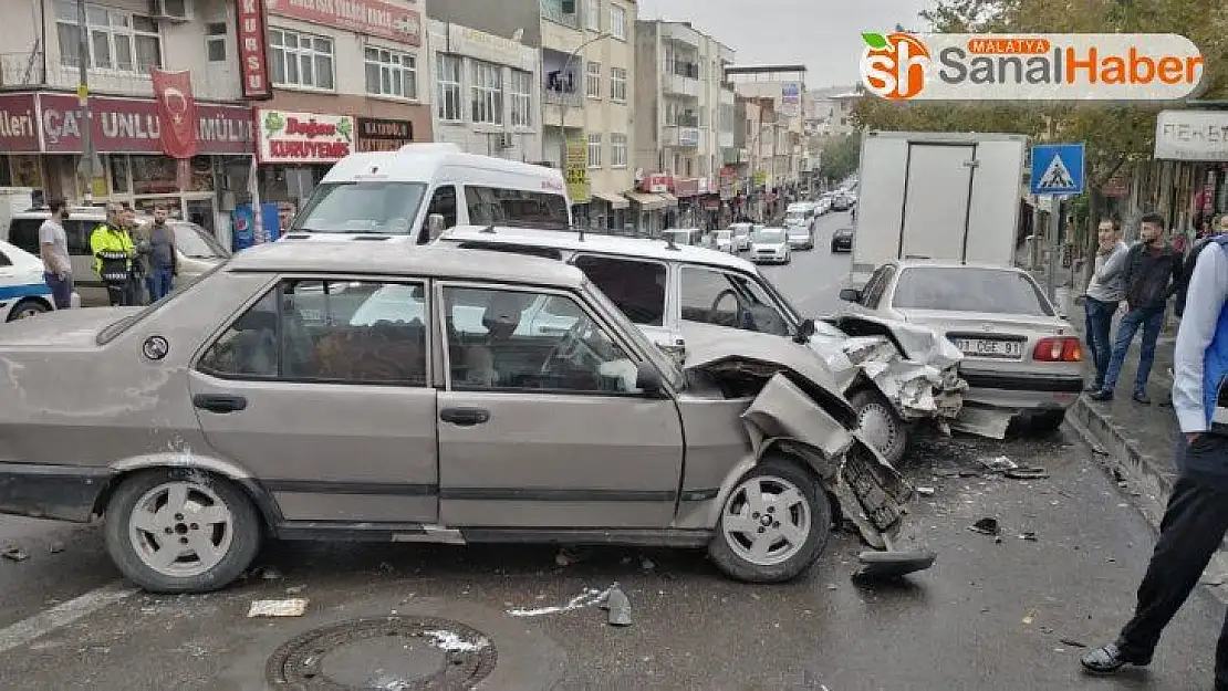 İki otomobil çarpıştı