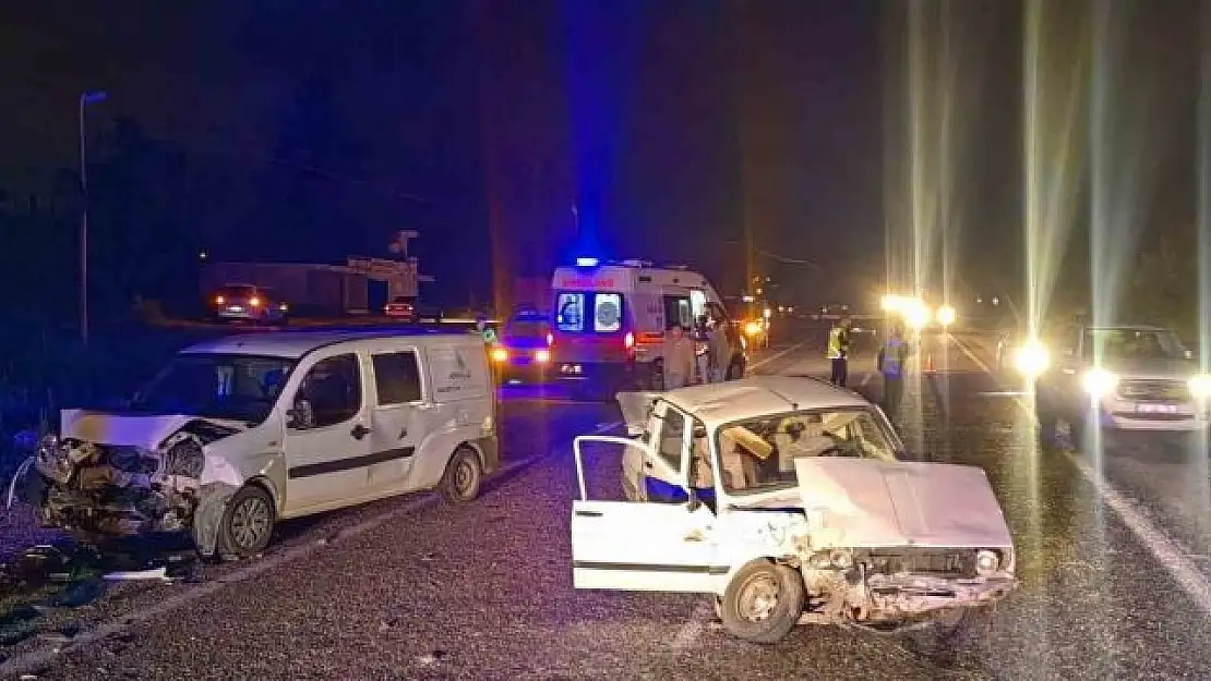 'İki otomobil kafa kafaya çarpıştı: 3 yaralı'