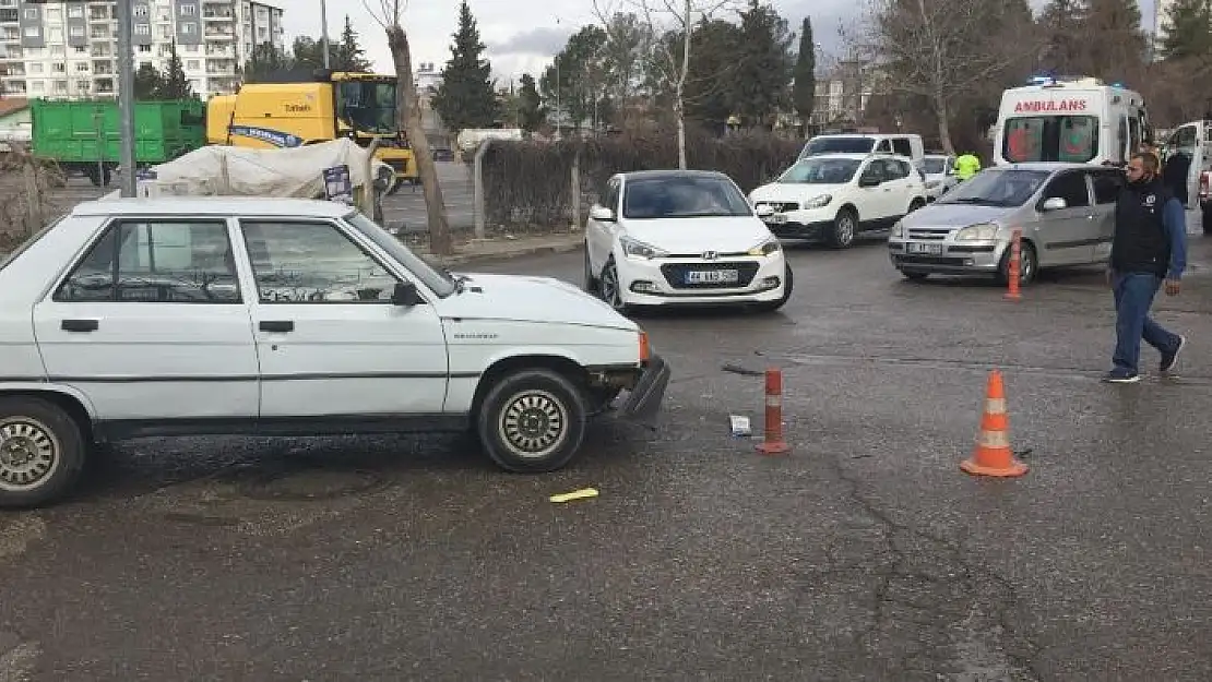 'İki otomobilin çarpıştığı kaza güvenlik kamerasında'