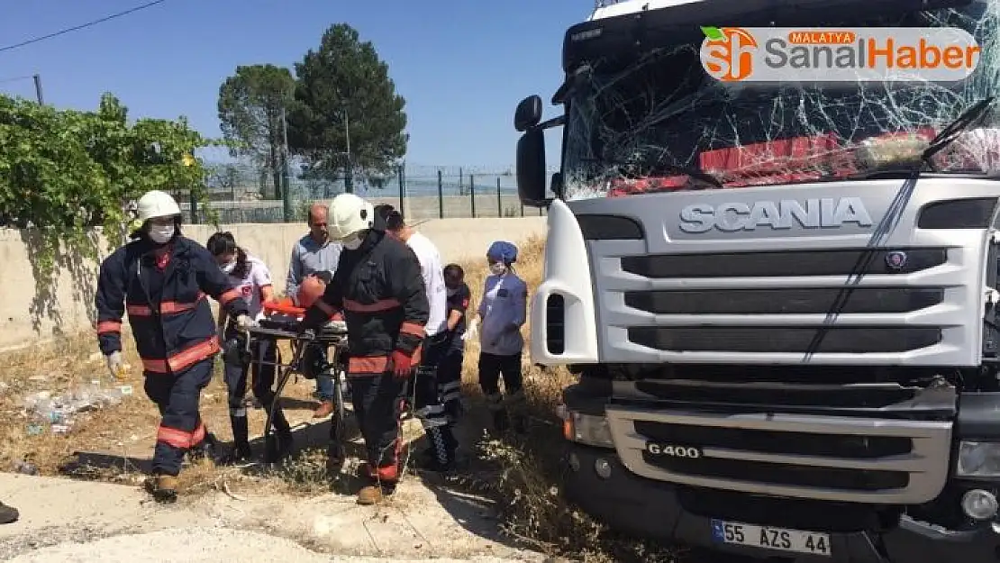 Malatya'da İki tırın karıştığı kazada 1 kişi yaralandı