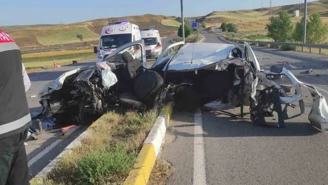 'İkiye bölünen araçta 2 kişi hayatını kaybetti'