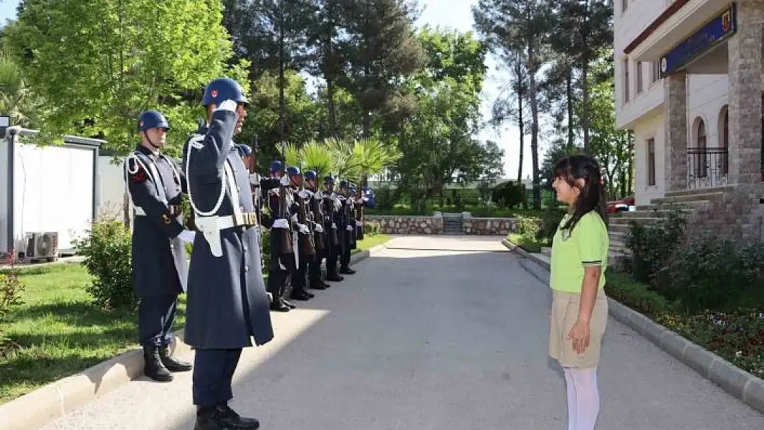 'İl Jandarma Komutanı küçük Adayı tören mangası karşıladı'