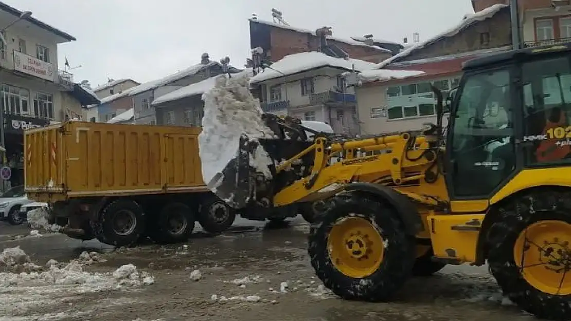 'İlçe merkezindeki karlar kamyonlarla taşınıyor'