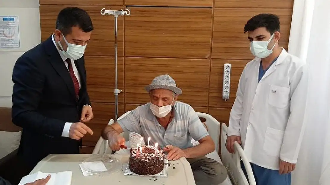 'İlk doğum günü pastasını 81 yaşında hastanede kesti'