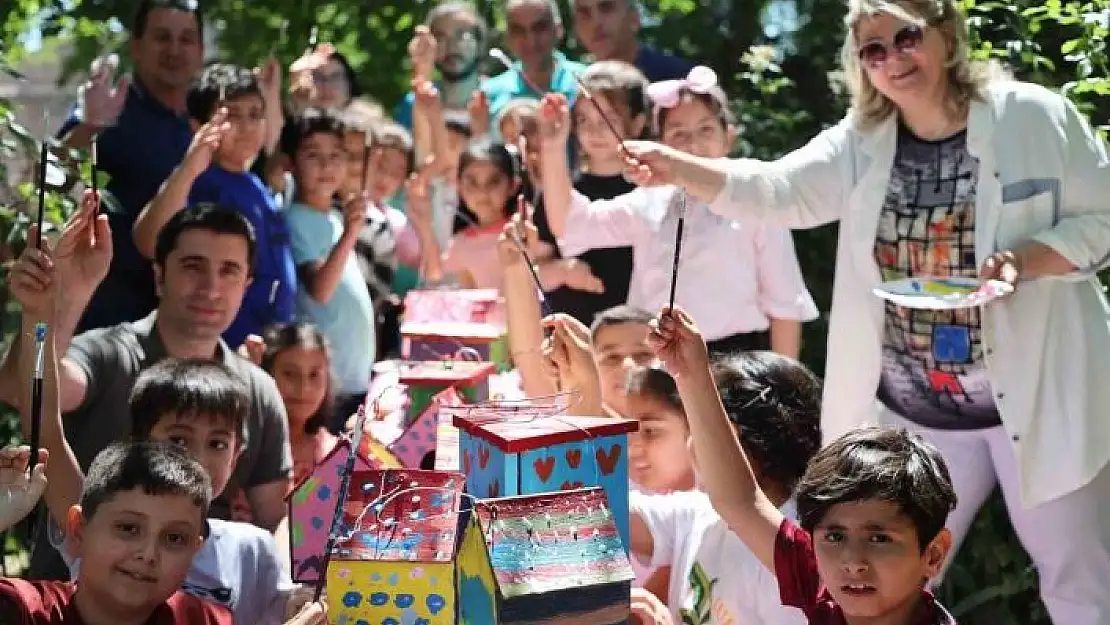 'İlkokul öğrencileri sokak hayvanlarının yuvalarını onardı'