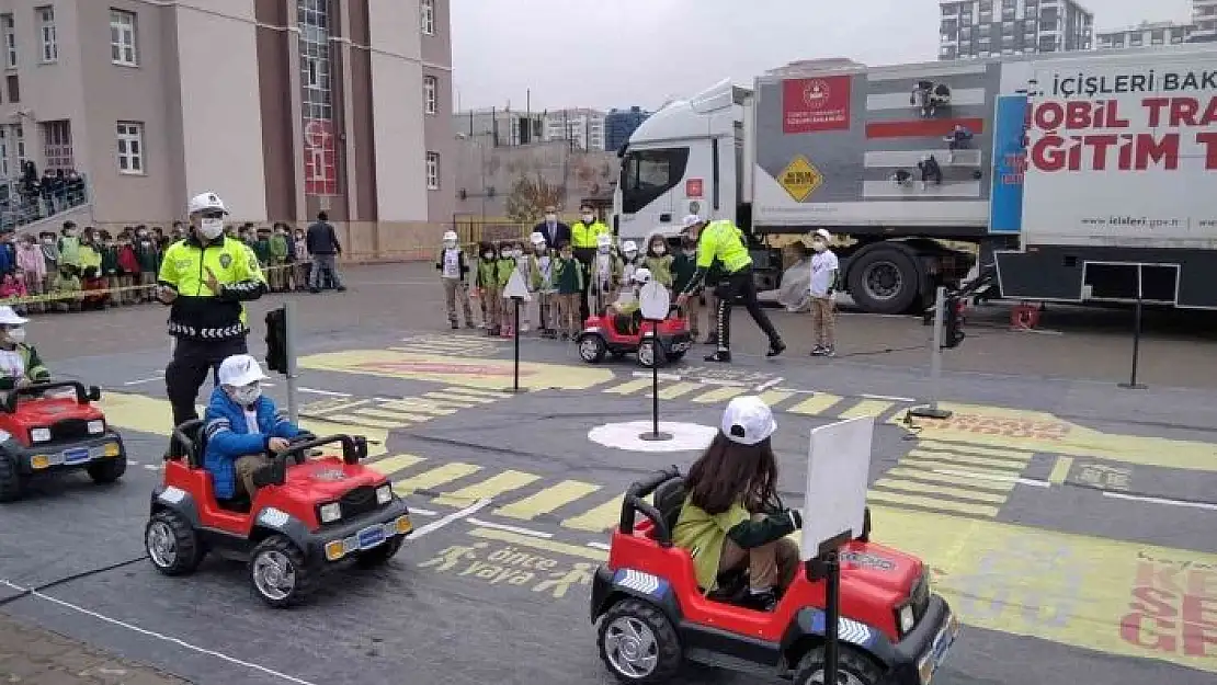 'İlkokul öğrencilerine trafik eğitimi'