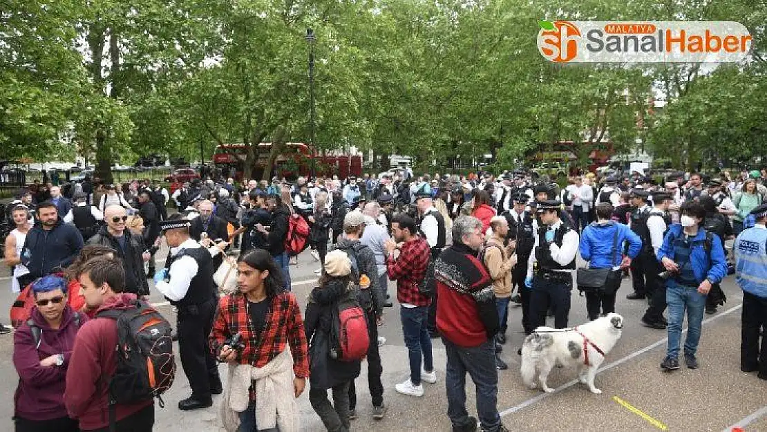 İngiltere'de korona kısıtlamaları protesto edildi