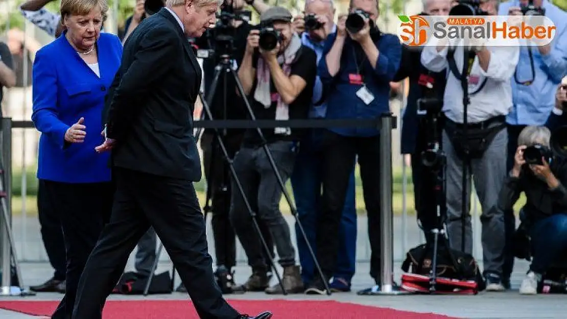 İngiltere'nin yeni Başbakanı Johnson'dan dikkat çeken rahatlık